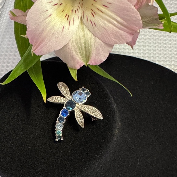 Vintage 1998 Avon Crystal Dragon Fly Pin Brooch Shades of Blue Rhinestone 1.5” - Picture 3 of 12